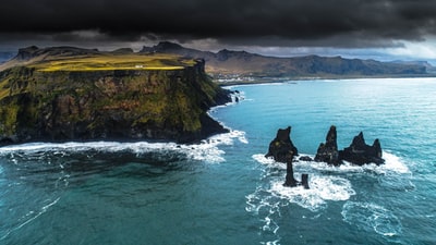 黑海栈包围的水域山旁边多云的天空下
